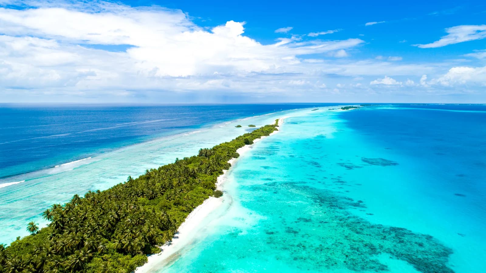 Vue aérienne d'une île tropicale — déménagement DOM-TOM ChronoDem