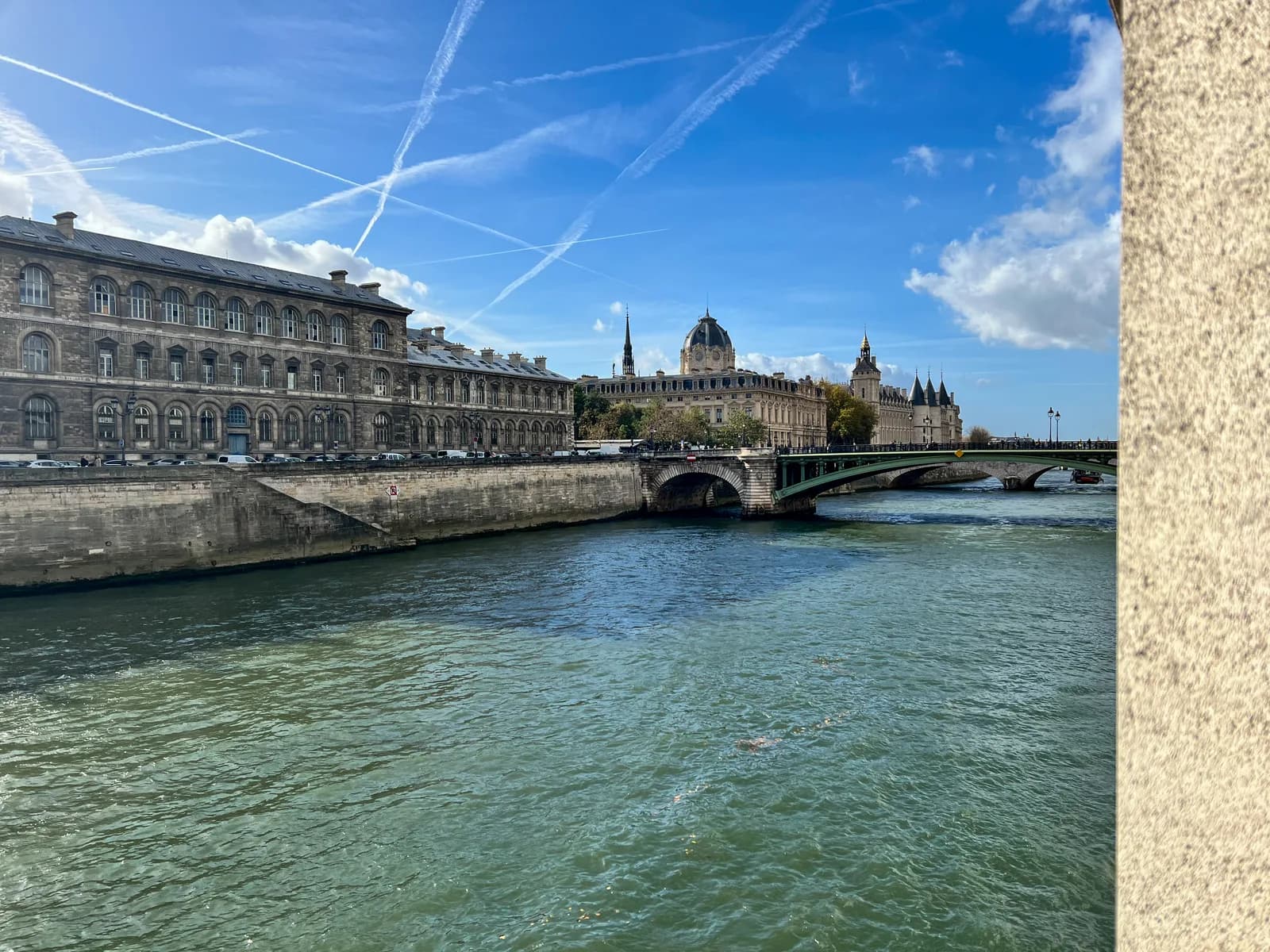 La Seine et la Conciergerie à Paris — déménageur Île-de-France ChronoDem