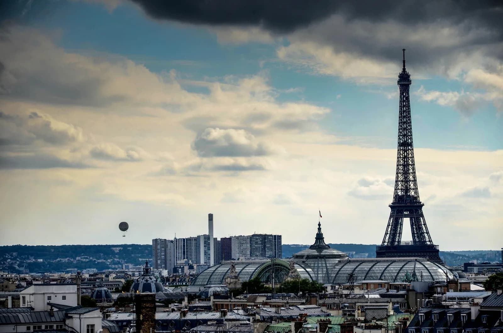 Vue aérienne de Paris avec la Tour Eiffel et le Grand Palais — déménageur ChronoDem Paris